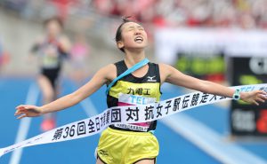4位でフィニッシュする九電工の横石=仙台市宮城野区の仙台市陸上競技場で2016年11月27日、毎日新聞社提供