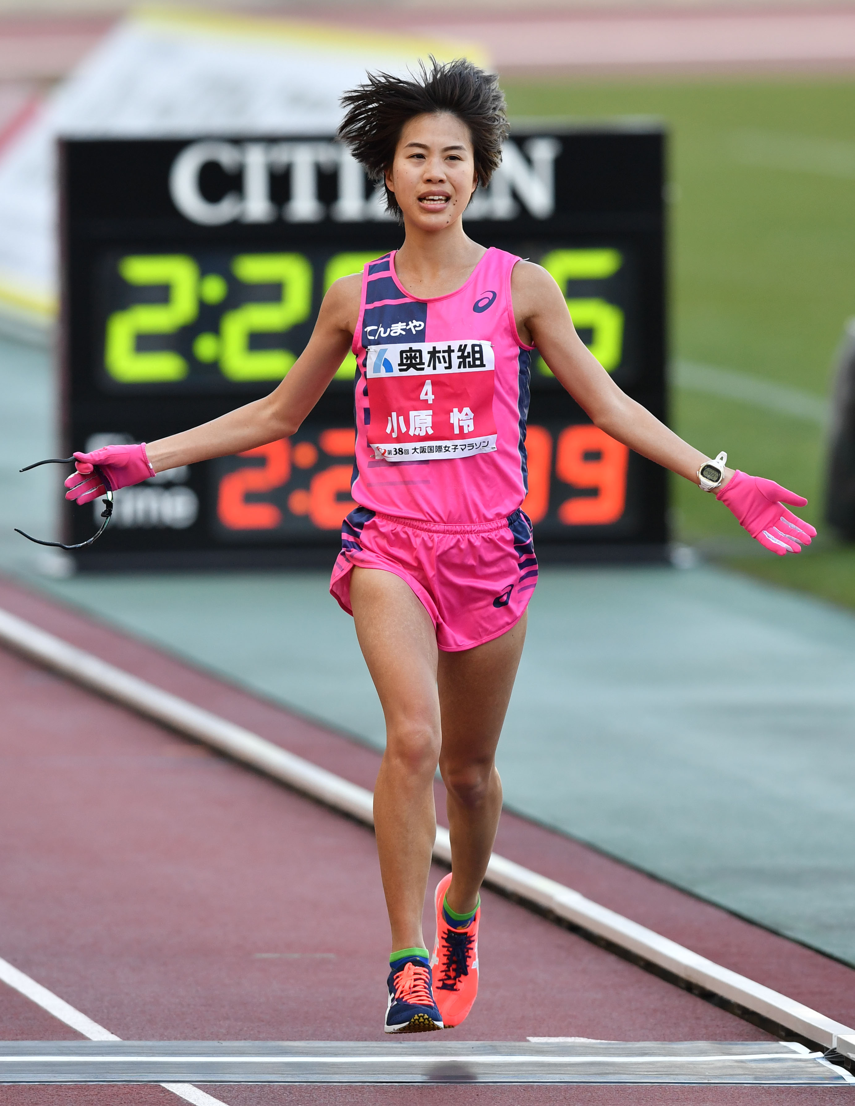 小原選手が大阪国際女子マラソンで2位 選抜女子駅伝北九州大会